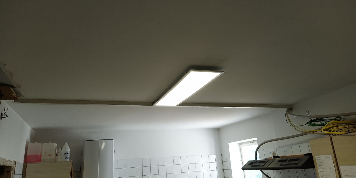 Eine neue LED-Lampe an der Decke der Küche