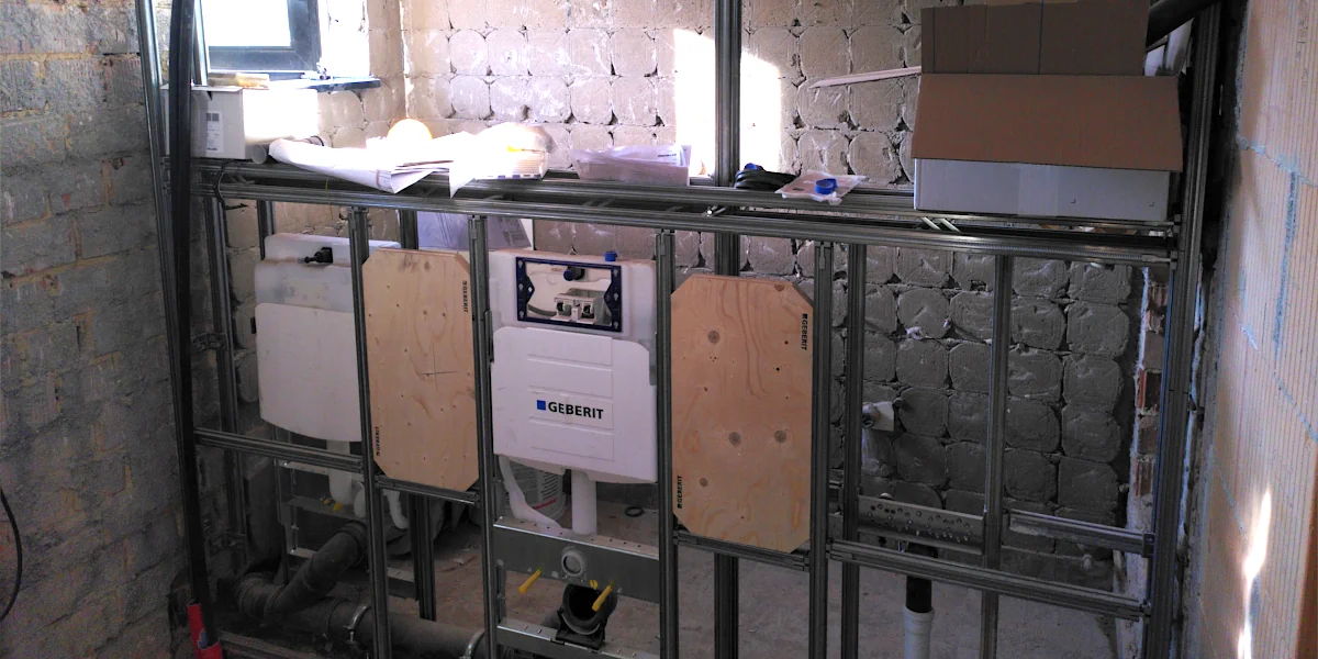 Angefangenes Gerüst der Leichtbauwand im Behinderten WC