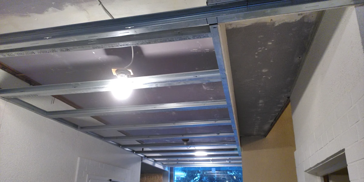 Alugerippe für die abgehängte Decke im Foyer