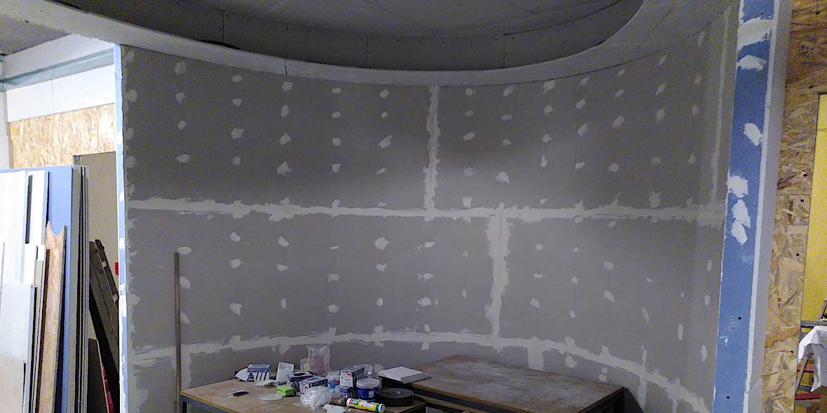 Fertig verspachtelte Ellipse im Foyer.