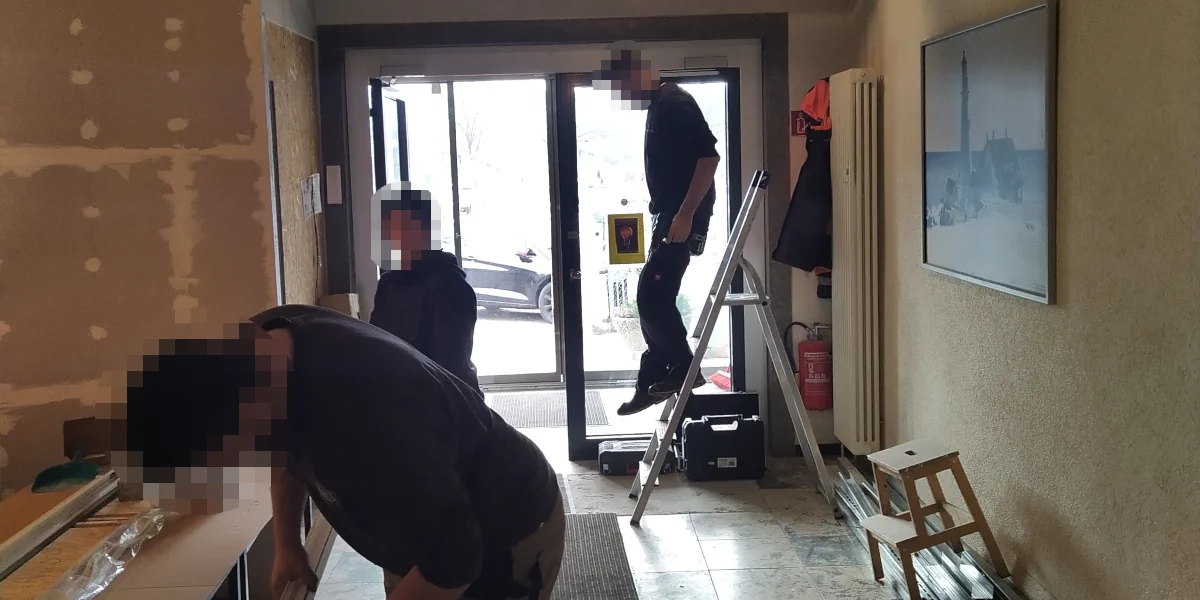 Helfer beim Türen setzen