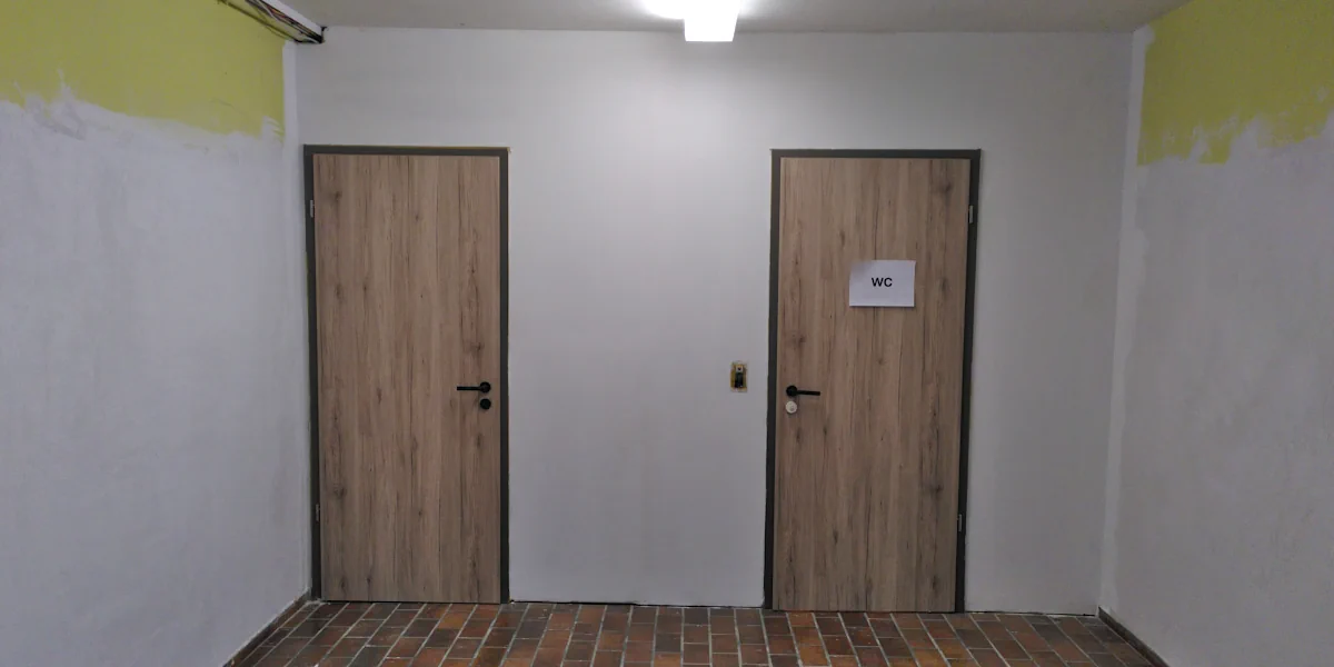 Abflussrohre, die auf Ziegeln und Eimern abgestützt werden