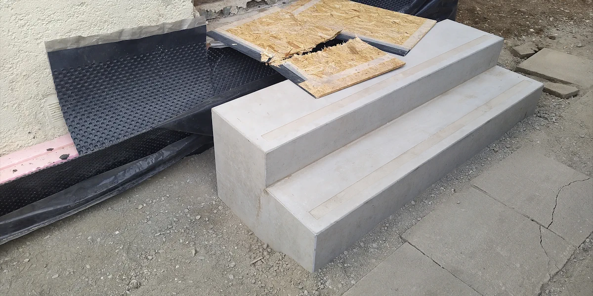 2 Streppenstufen mit Brettern als Übergang