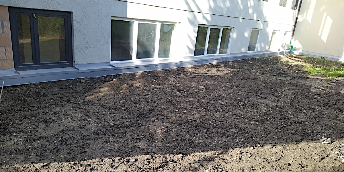 ebene, erdige Gartenfläche