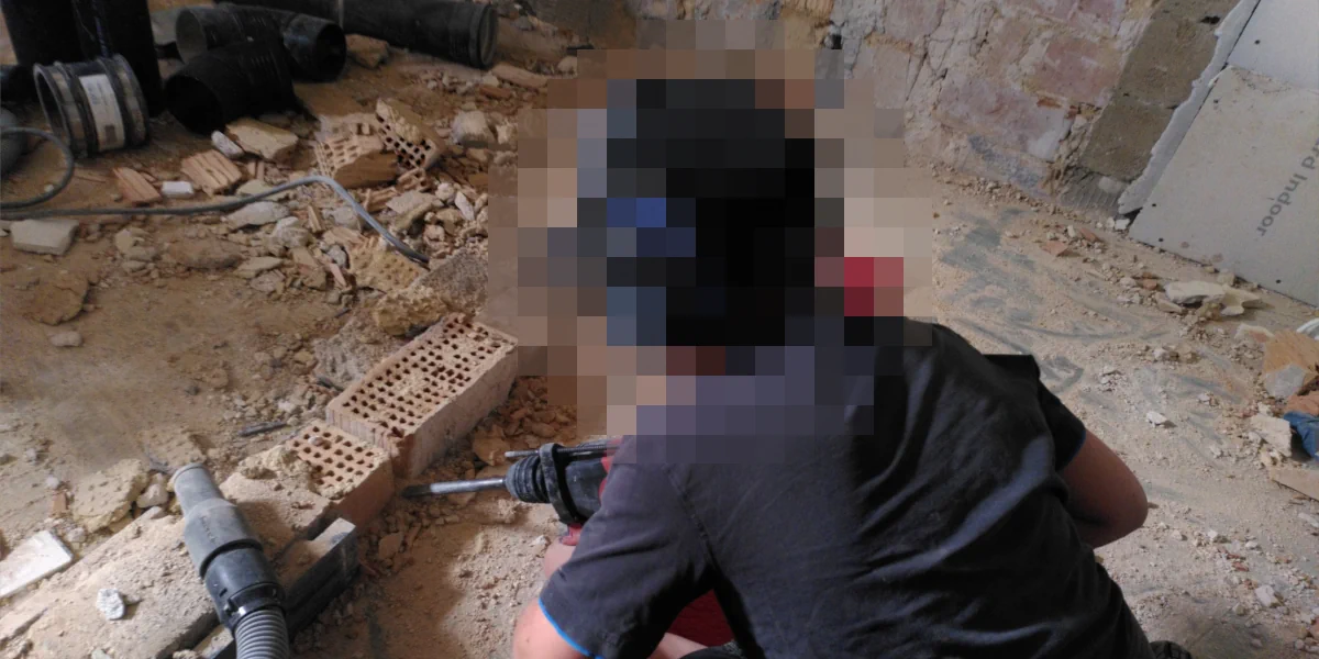 Letzte Steine werden mit dem Bohrhammer entfernt