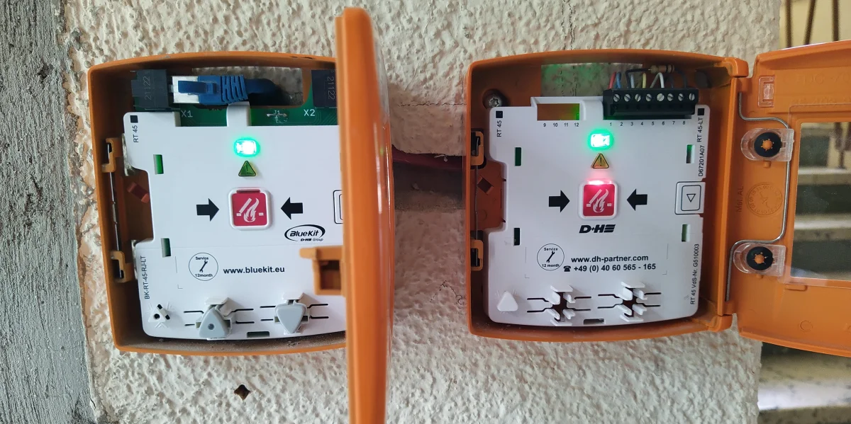 Zwei Einschlagschalter für den Rauchabzug direkt nebeneinander