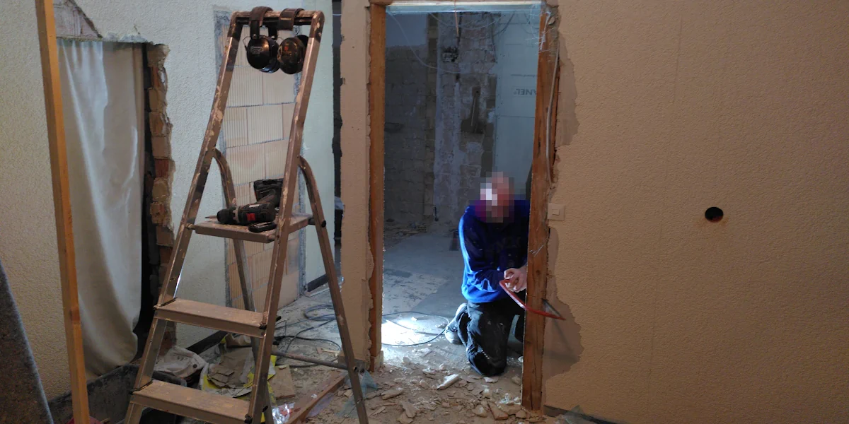 Balken wir mit der Bügelsäge durchgesägt