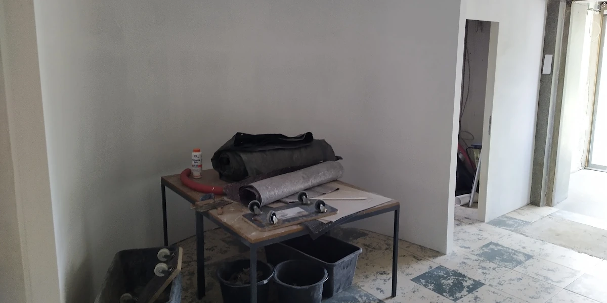 weiß gestrichene Wand