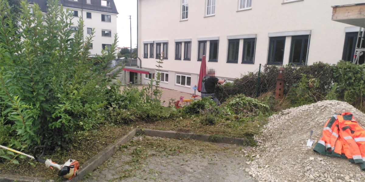 Büsche und Gras werden gestutzt