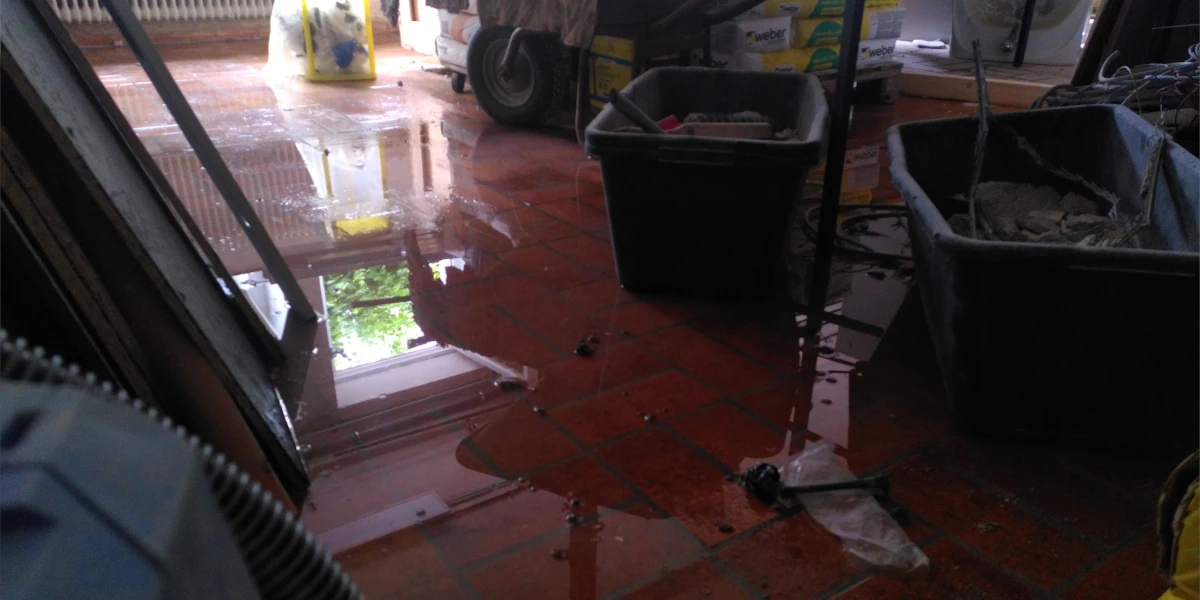 Stehendes Wasser auf dem Fliesenboden