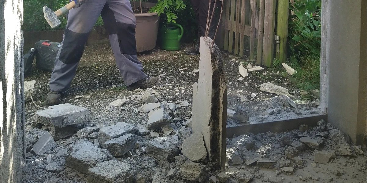 Mit Vorschlaghammer entfernte Mauerteile