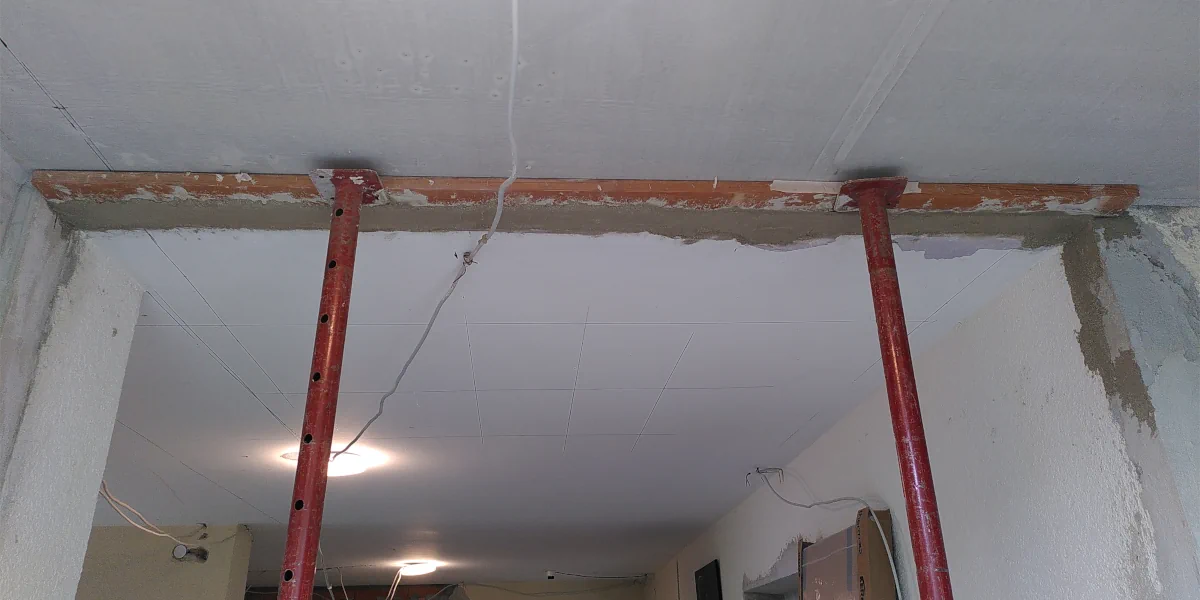 2 Sprieße halten eine Verschalung an der Decke