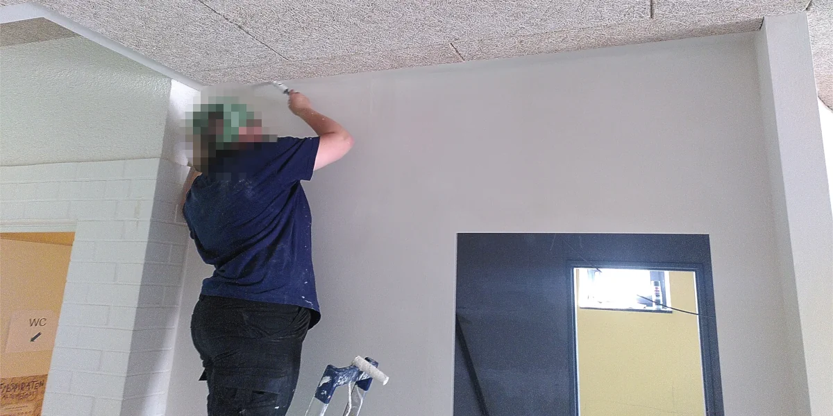 Frau mit Pinsel am streichen