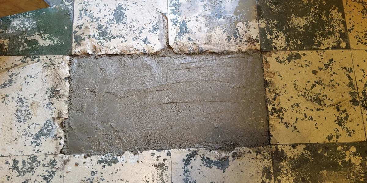 aufgefüllte rechteckige Loch im Boden