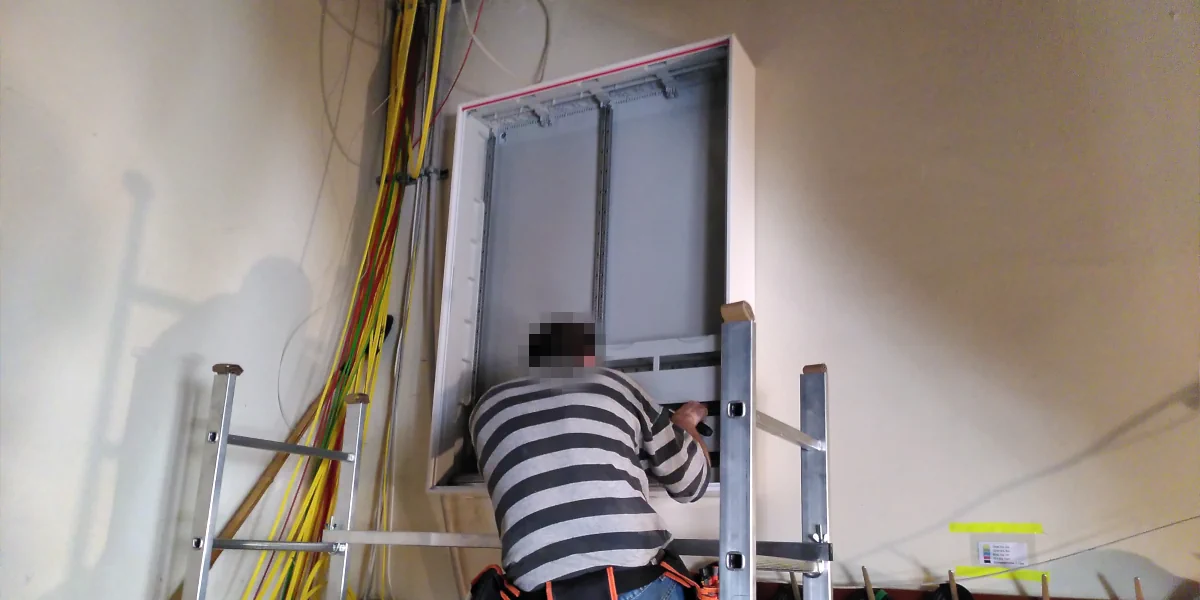 Stromverteilerkaste in luftiger Höhe