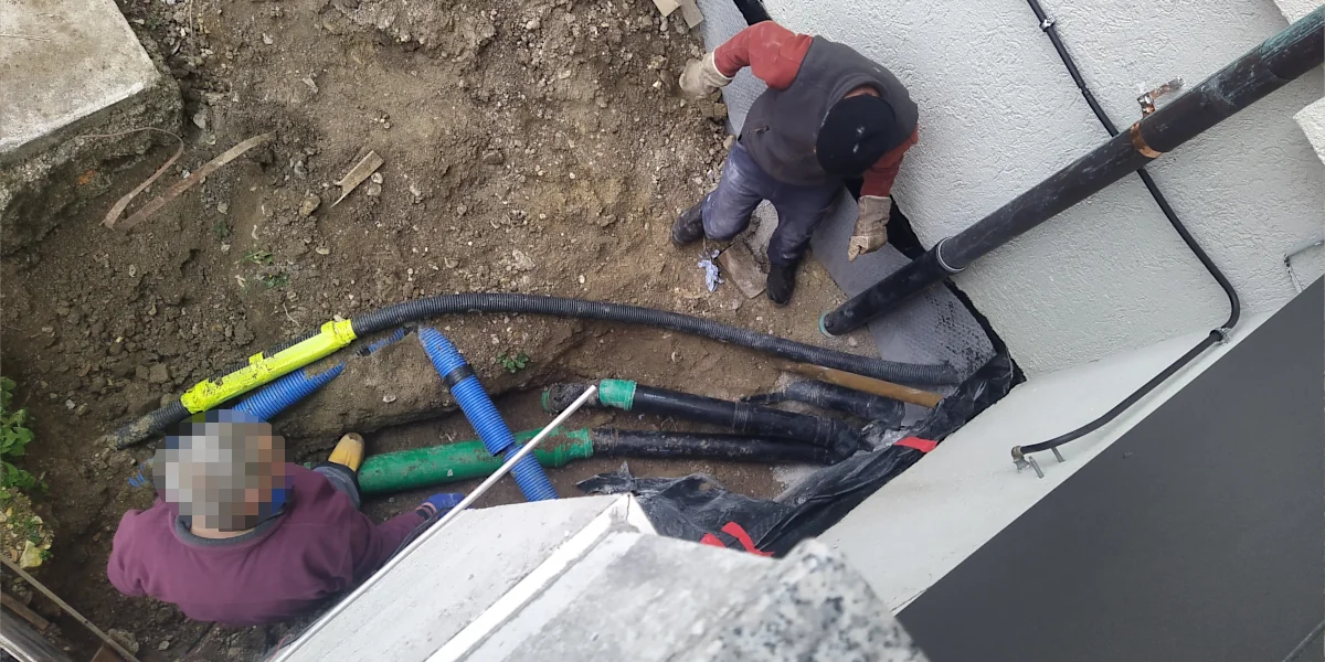 Kanalrohre in Grube legen