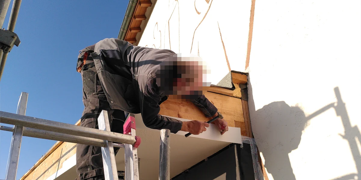 Blecharbeiten am Eingangsdach