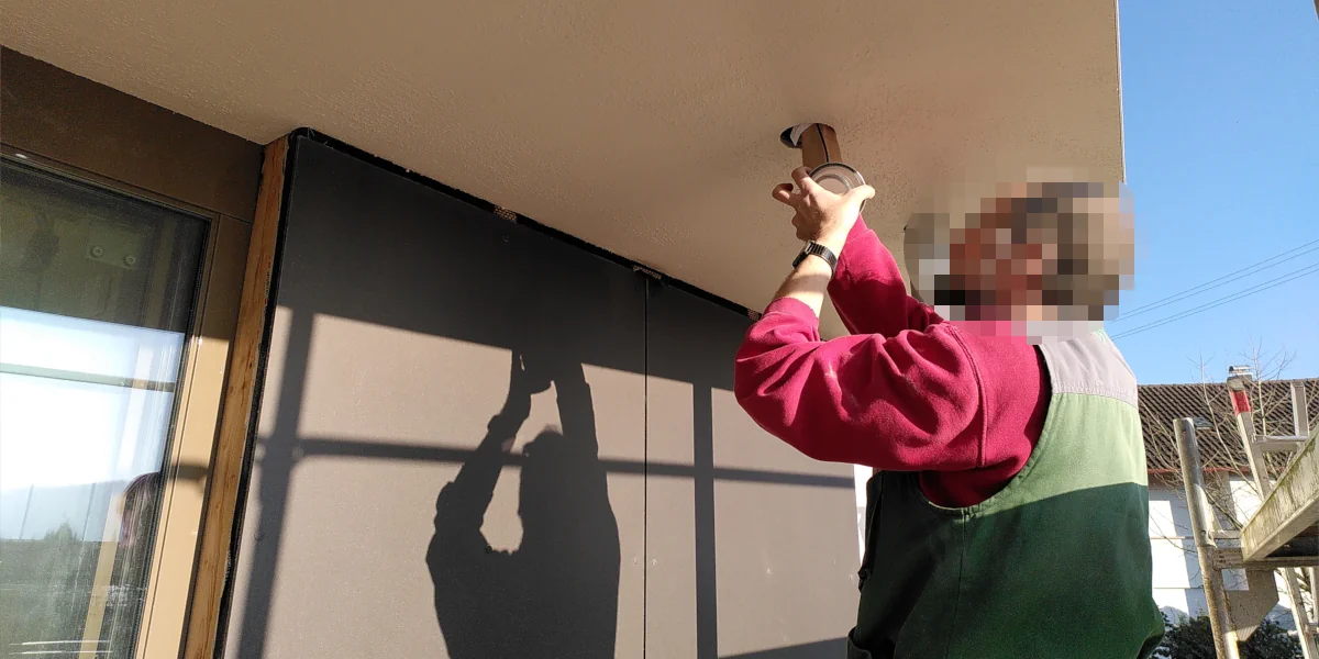 Lampe wird im Eingansdach befestigt