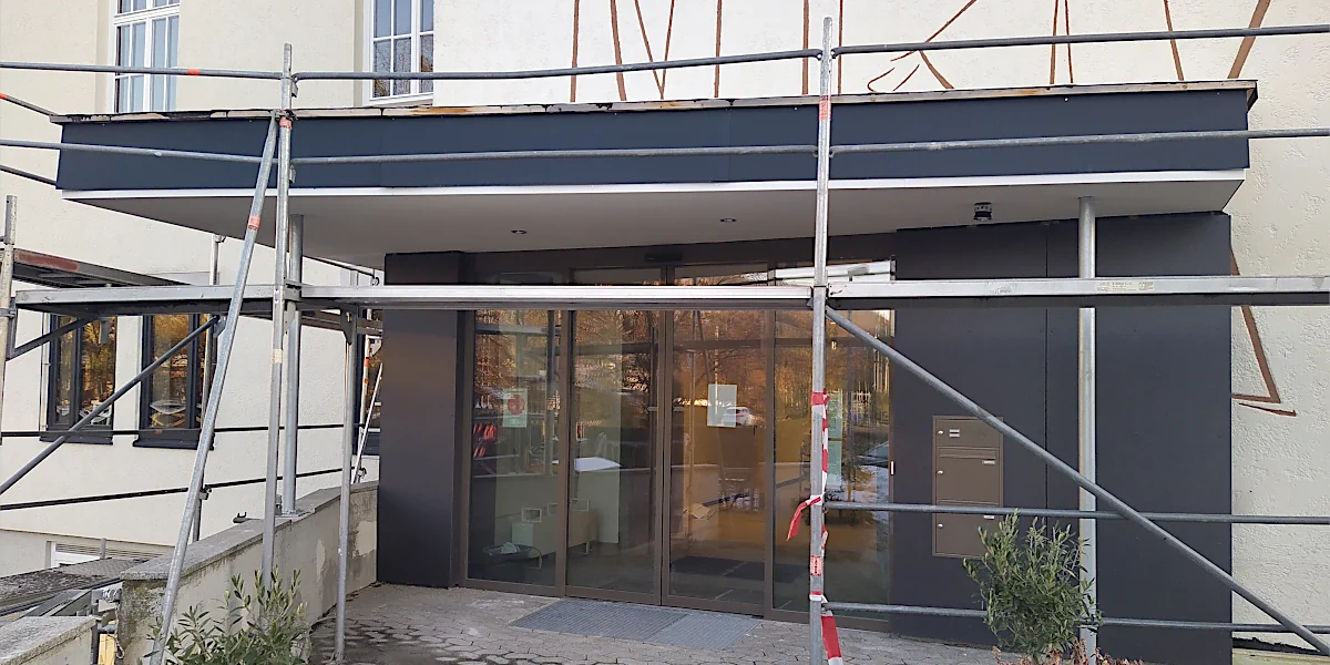 Gerüst vor dem Eingang