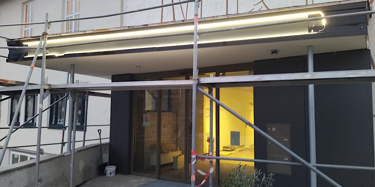 Beleuchtung am Vordach für den Schriftzug