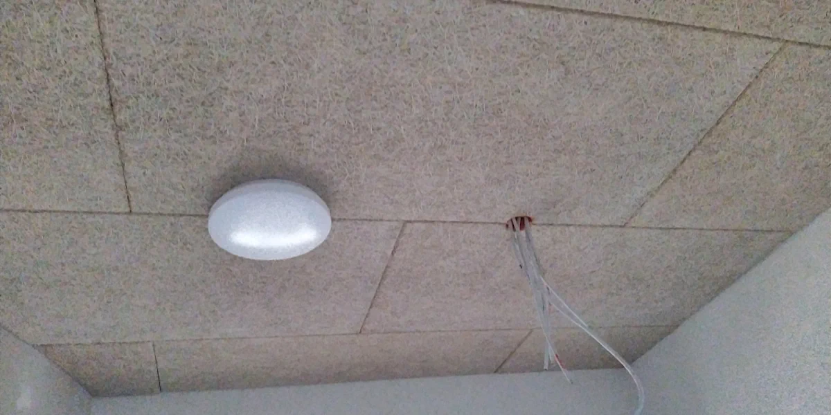 Eine an der Wand angebrachte Kabeltrasse knapp unter der Decke