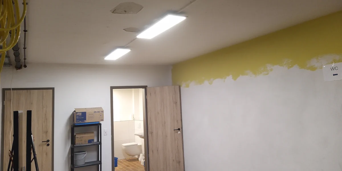 Klebeband auff Platte mit Schriftzug