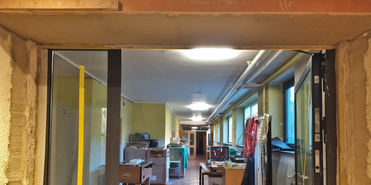 Mit einer Schlagbohrmaschine werden Löcher in eine Wand gebohrt