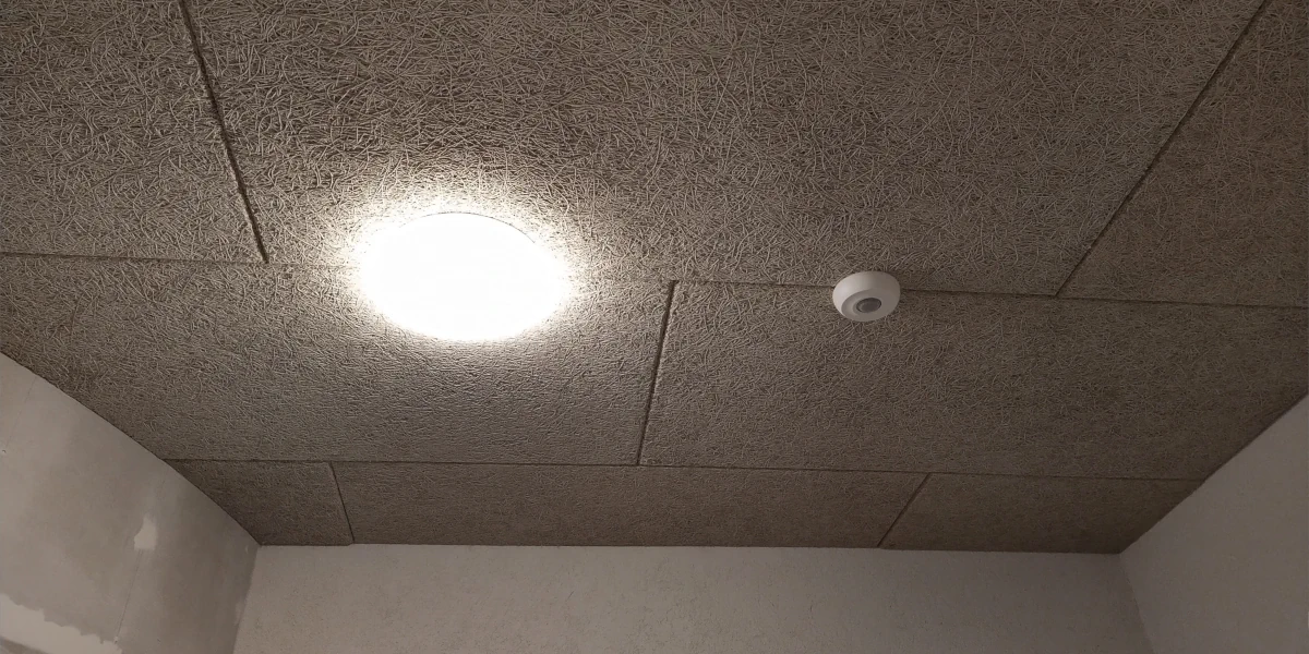 Eine an der Wand angebrachte Kabeltrasse knapp unter der Decke