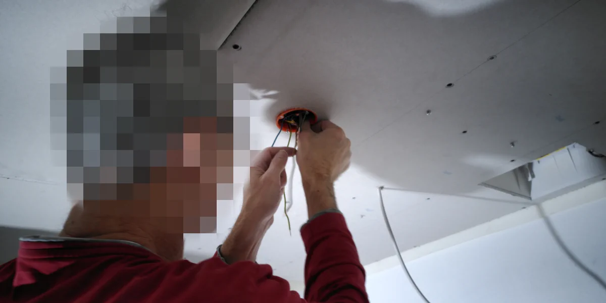 Mit einem Akkuschrauber werden Löcher in eine Sauerkrautplatte gebohrt