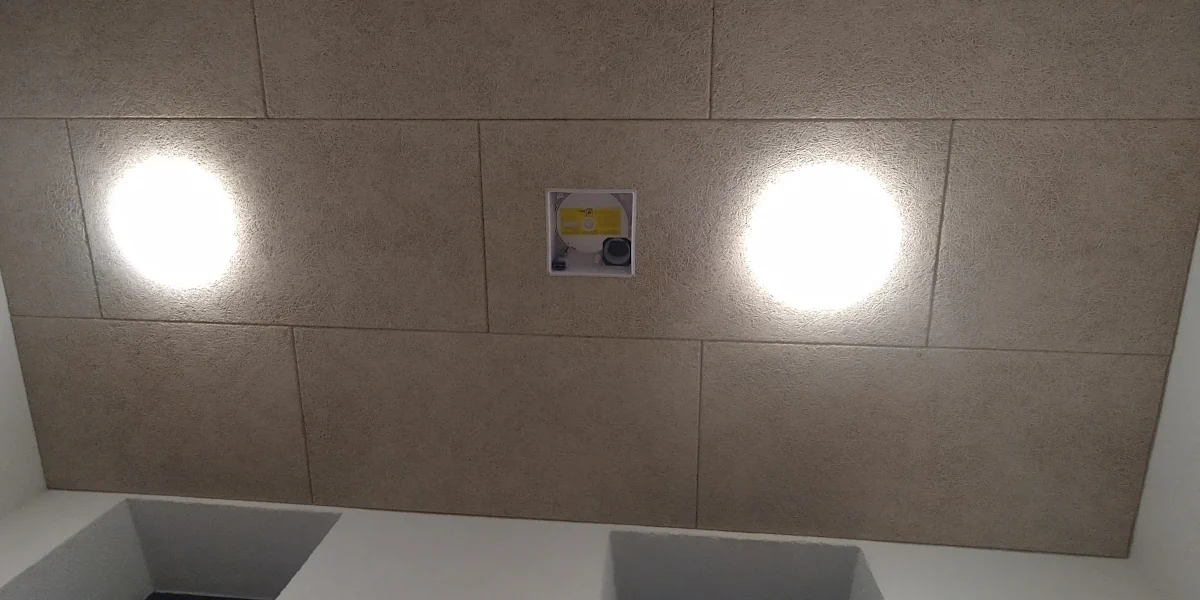 Unfertige abgehängte Decke mit Sauerkrautplatten