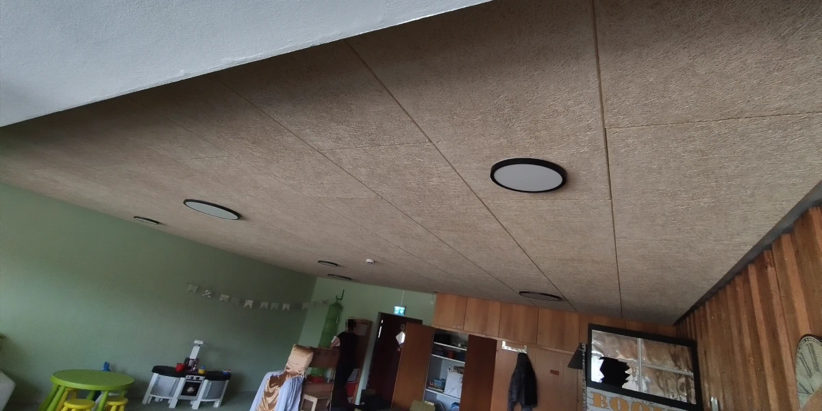 Decke mit Schallschutz (Sauerkrautplatten)