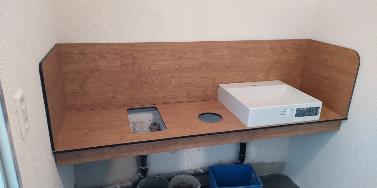 Neue Waschbecken in dem WC