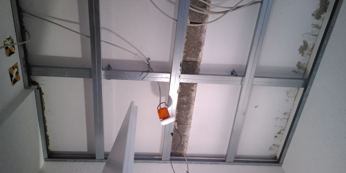 Unfertige abgehängte Deckenkonstruktion