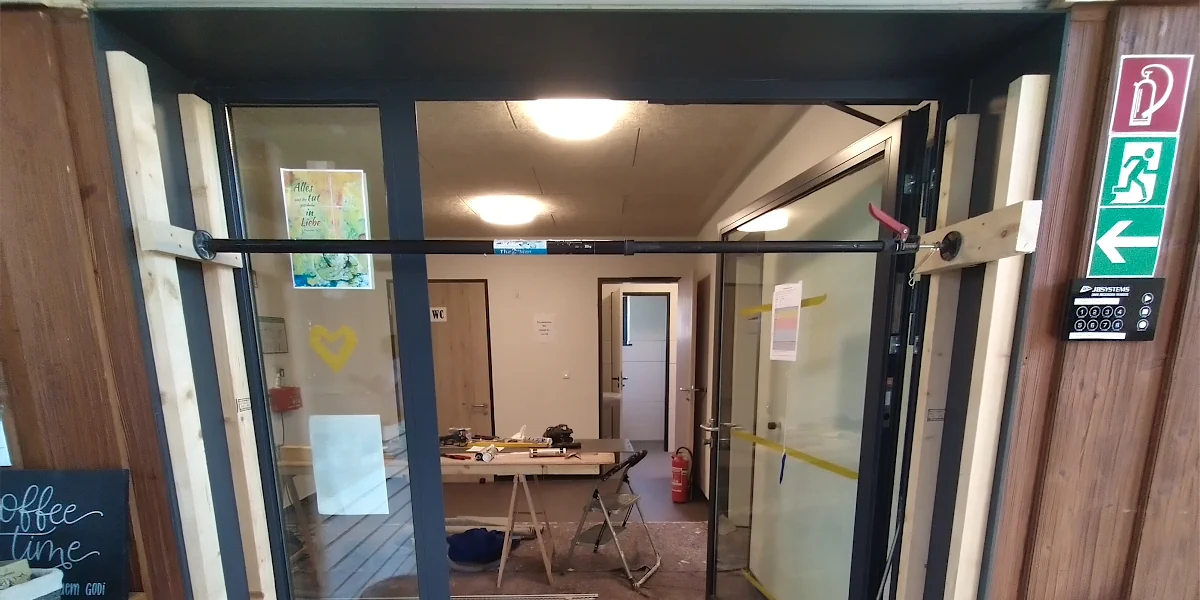 Unfertige abgehängte Deckenkonstruktion