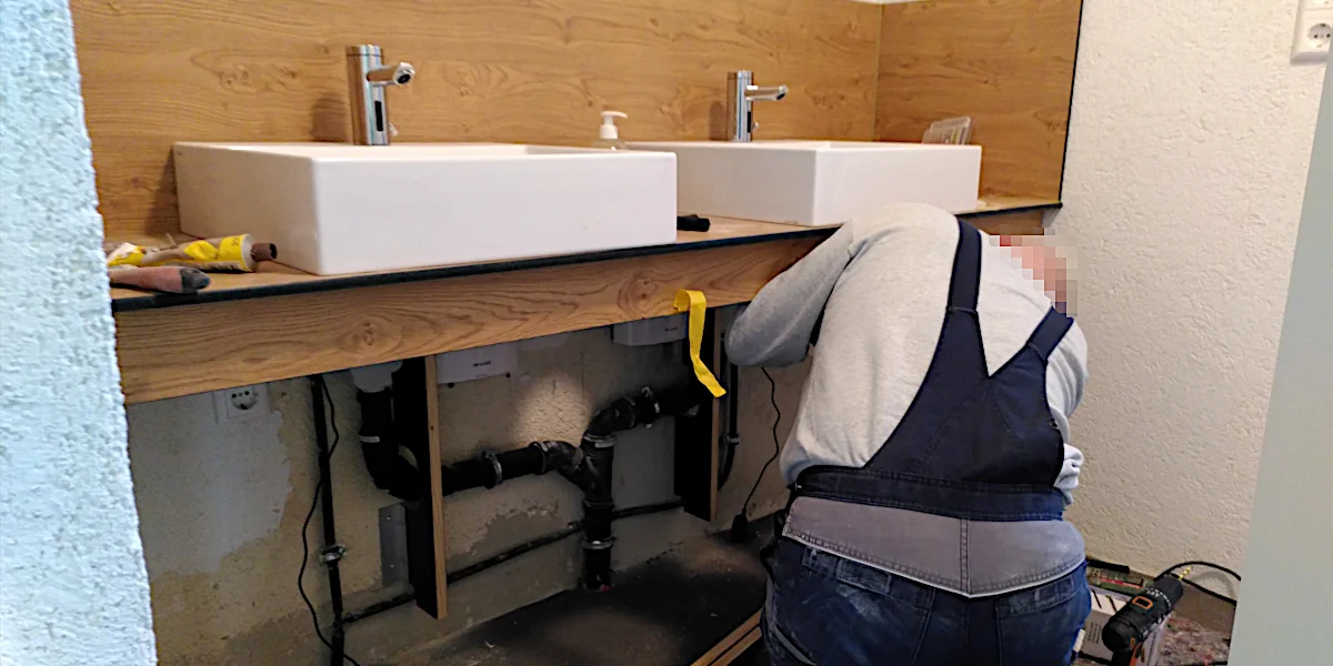 Auf dem Boden liegende Person in Schlafhaltung