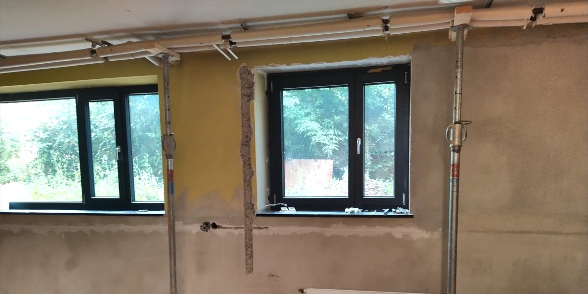 Heizungsrohre werden unter der Decke hochgedrückt