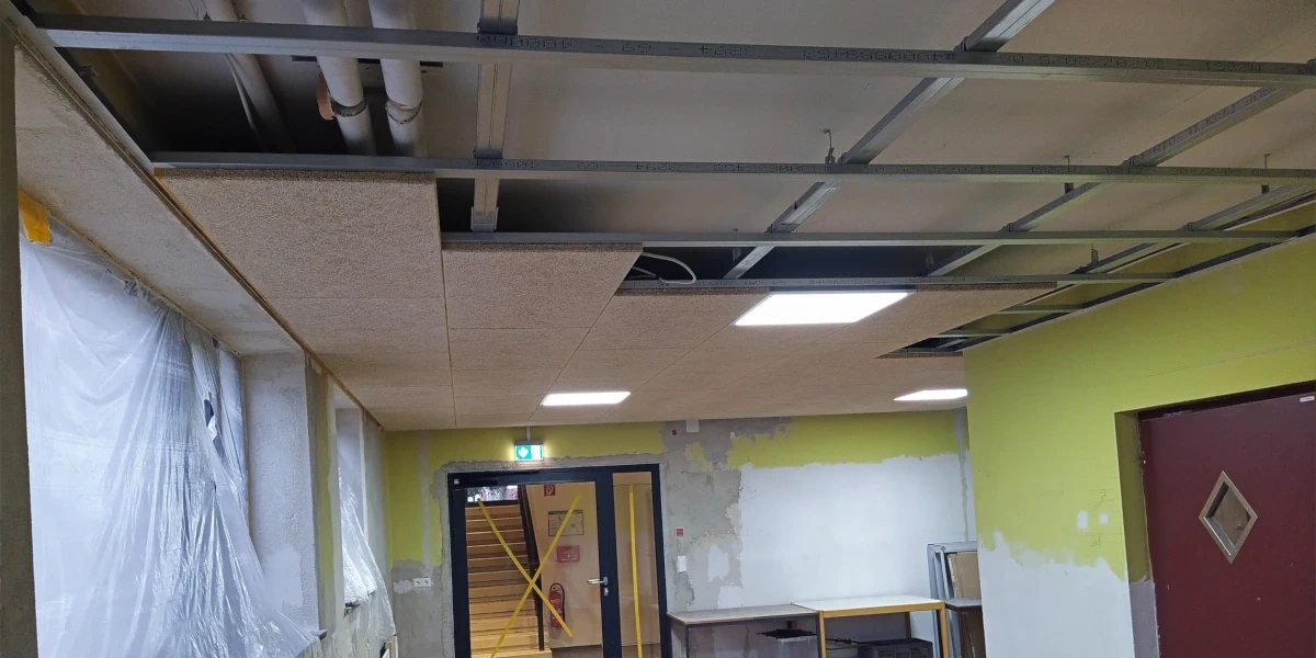 Erste Deckenplatten mit Leuchten