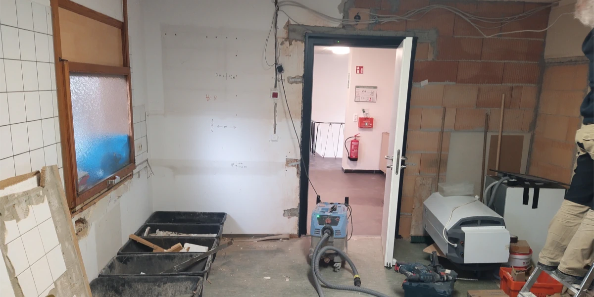 Ausgeräumte Küche (1)