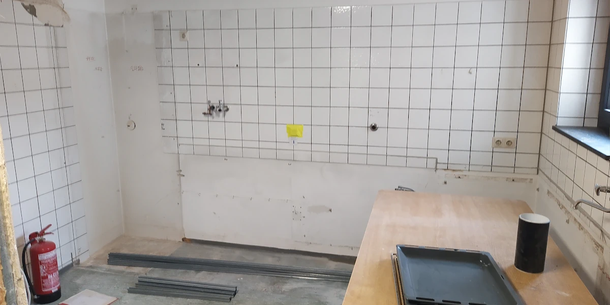 Ausgeräumte Küche (2)