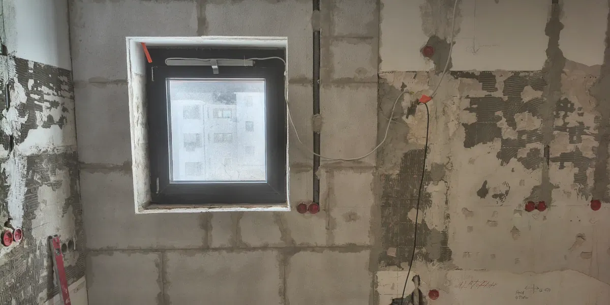 neue Mauer mit Fenster